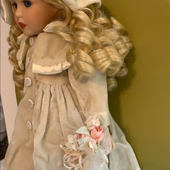 Seymour Mann Connoisseur Collectible Doll - Picture 5 of 8